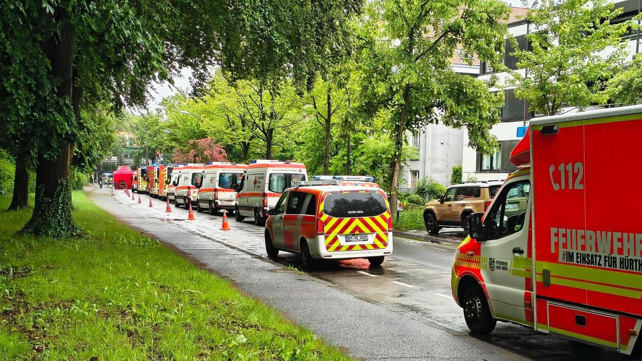Mehr als 100 Krankenfahrten sind nötig, um Patienten und Patientinnen aus dem Krankenhaus Hohenlind in umliegende Kliniken zu bringen, sagte ein Sprecher der Stadt. Die Stadt greift auch auf Einsatzkräfte aus umliegenden Kreisen zurück. So sind vor Ort Fahrzeuge aus dem Rhein-Sieg-Kreis oder der Stadt Hürth zu sehen.