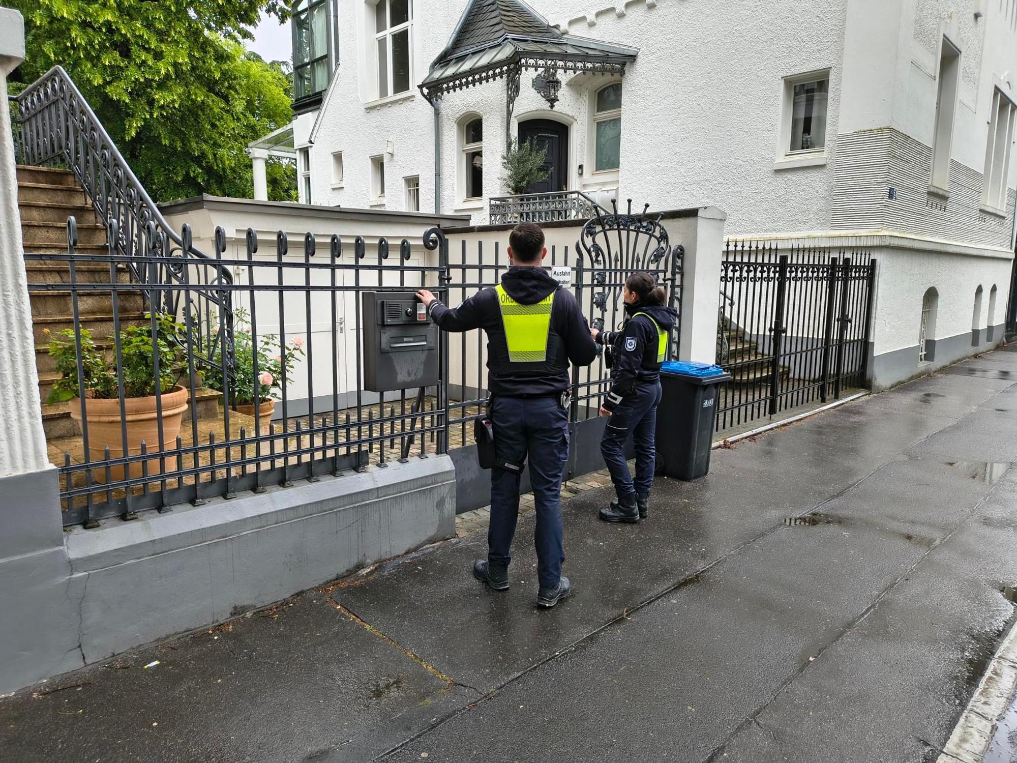 Einsatzkräfte beim Klingeldurchgang an der Mommsenstraße.