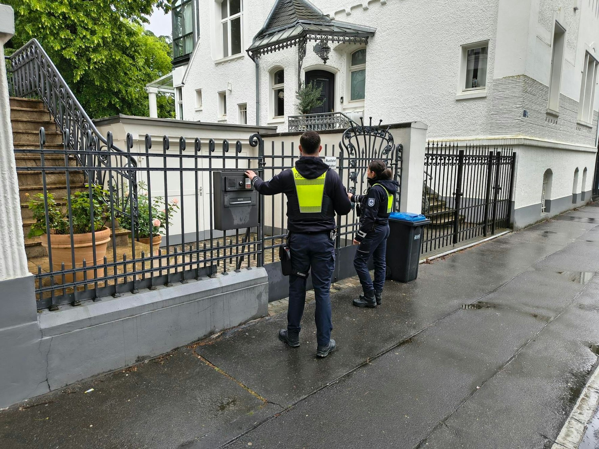 Einsatzkräfte beim Klingeldurchgang an der Mommsenstraße.