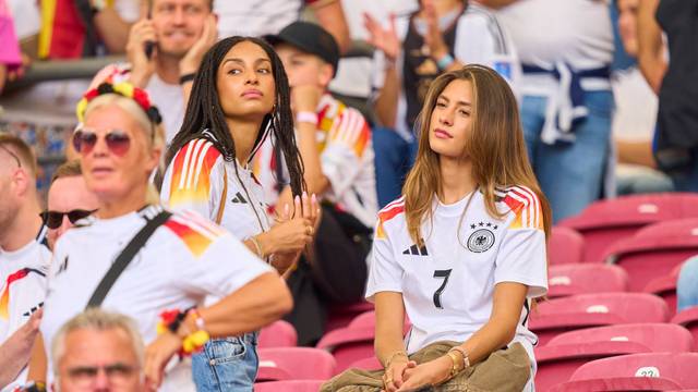 Sophia Havertz und Aaliyah Mohamed stehen auf der Tribüne im Stadion.