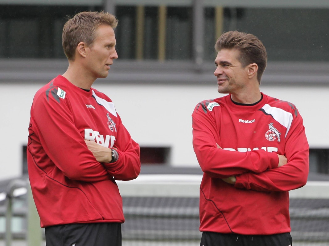 Patrick Weiser und Alex Bade stehen mit verschränkten Armen auf dem Platz.