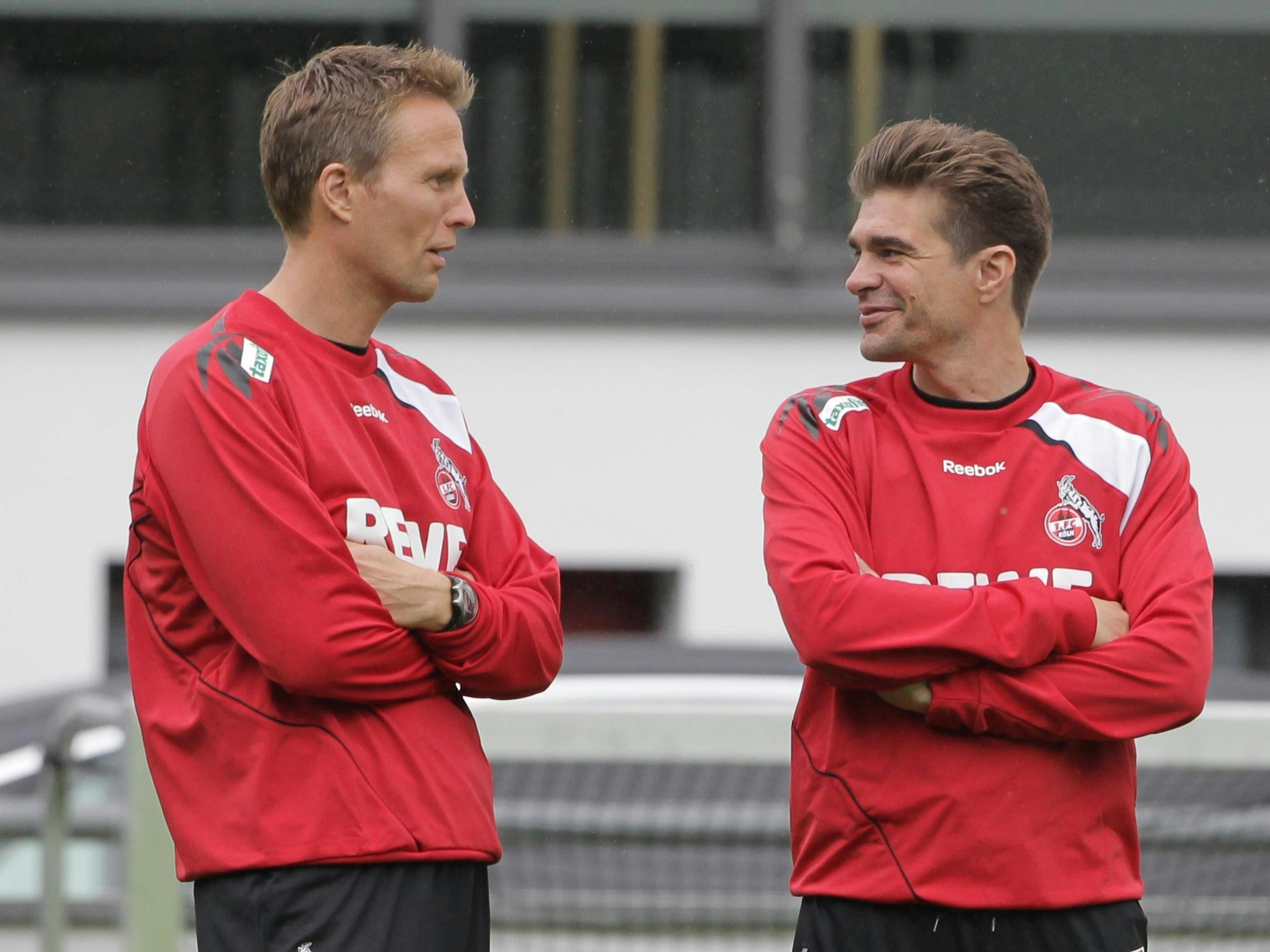 Patrick Weiser und Alex Bade stehen mit verschränkten Armen auf dem Platz.