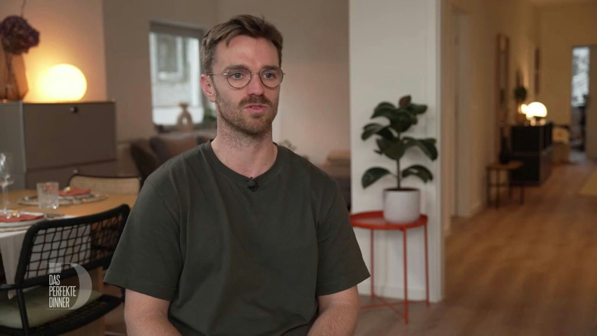 „Schon ein Adrenalinkick“: Patrick (31) ist der Gastgeber an Tag 2. (Bild: RTL)