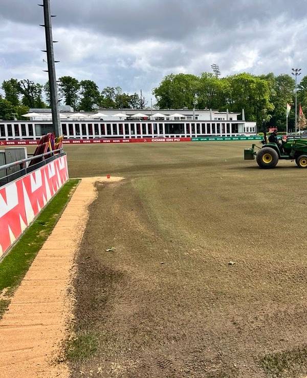 Arbeiten auf dem Rasen am Geißbockheim.