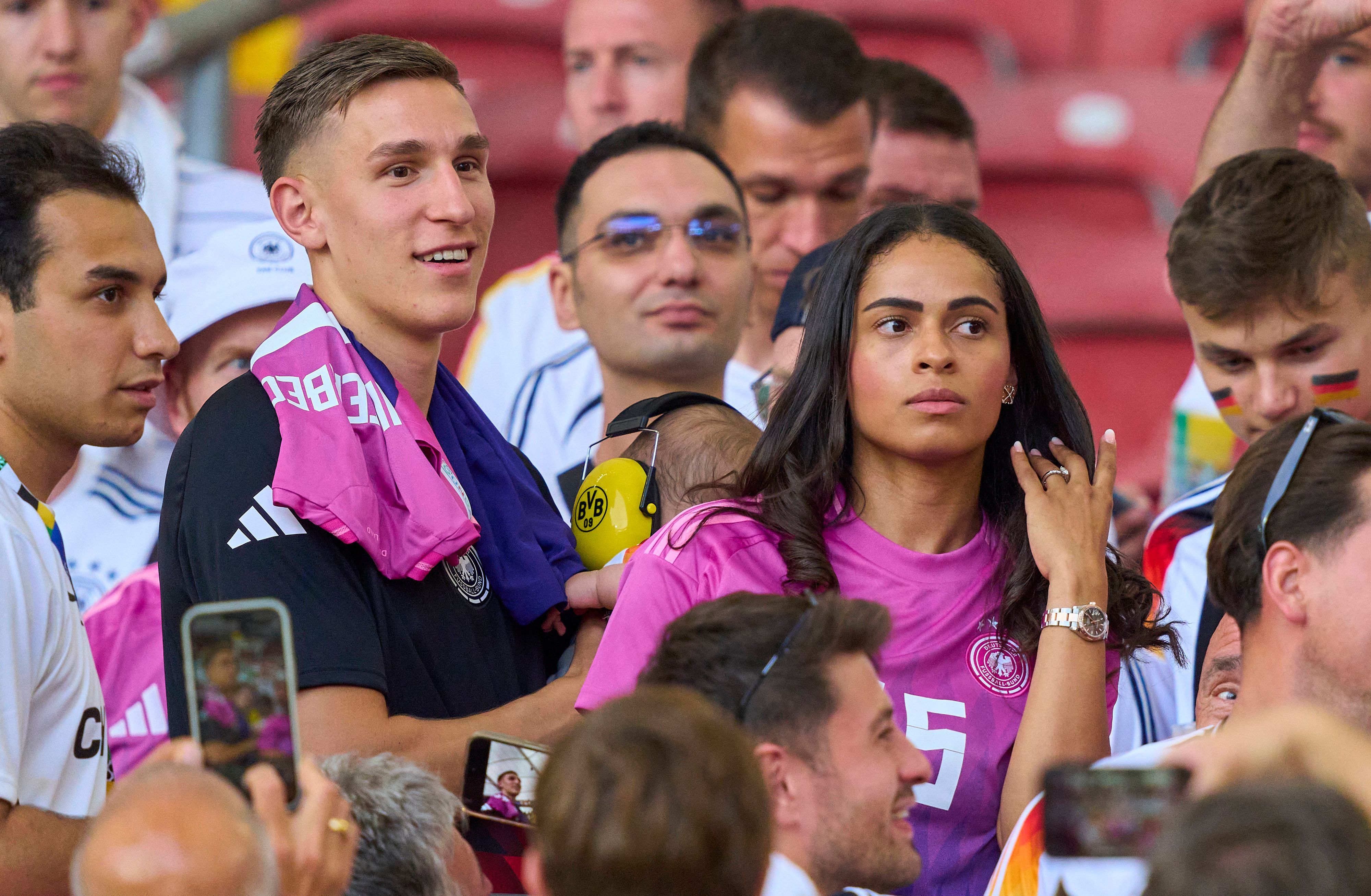 Innenverteidiger Nico Schlotterbeck und seine Frau Sabrina stehen auf der Tribüne.