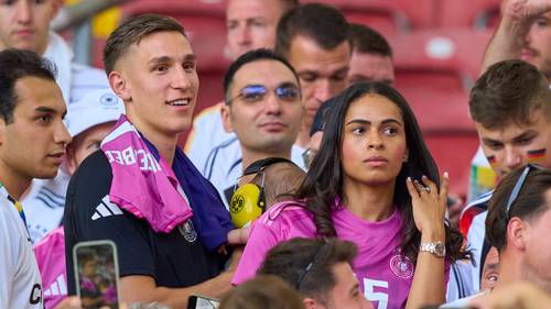 Innenverteidiger Nico Schlotterbeck und seine Frau Sabrina stehen auf der Tribüne.