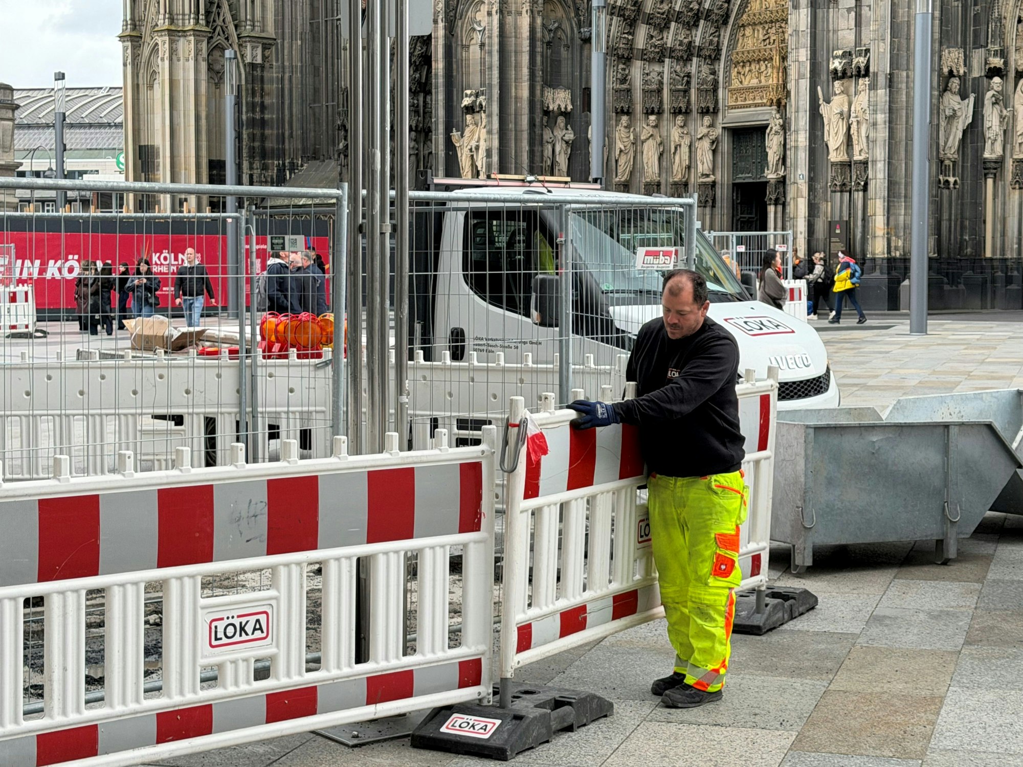 Arbeiter bauen Absperrungen auf der Domplatte auf.