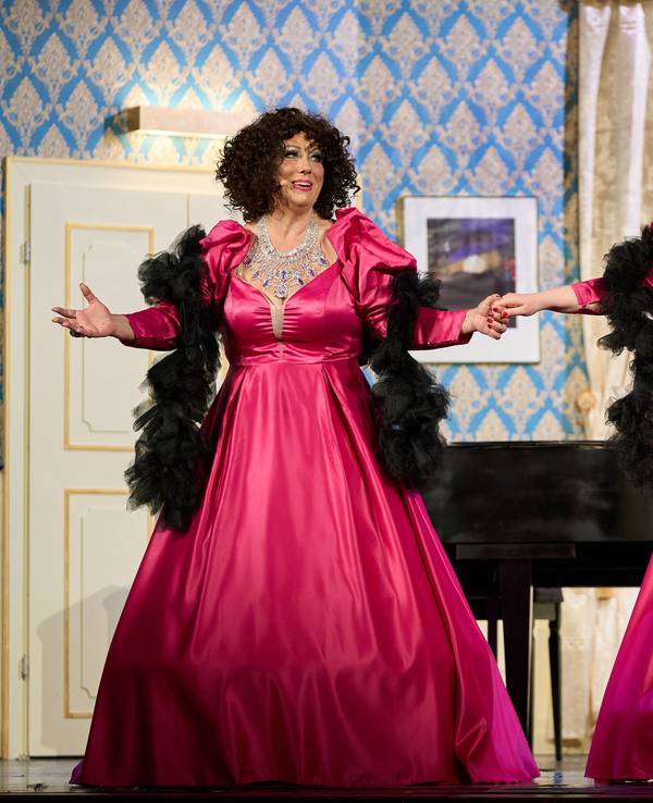 Bühnenszene aus dem Kumede-Stück „Zoff em Grandhotel – En Diva kütt selden allein“.