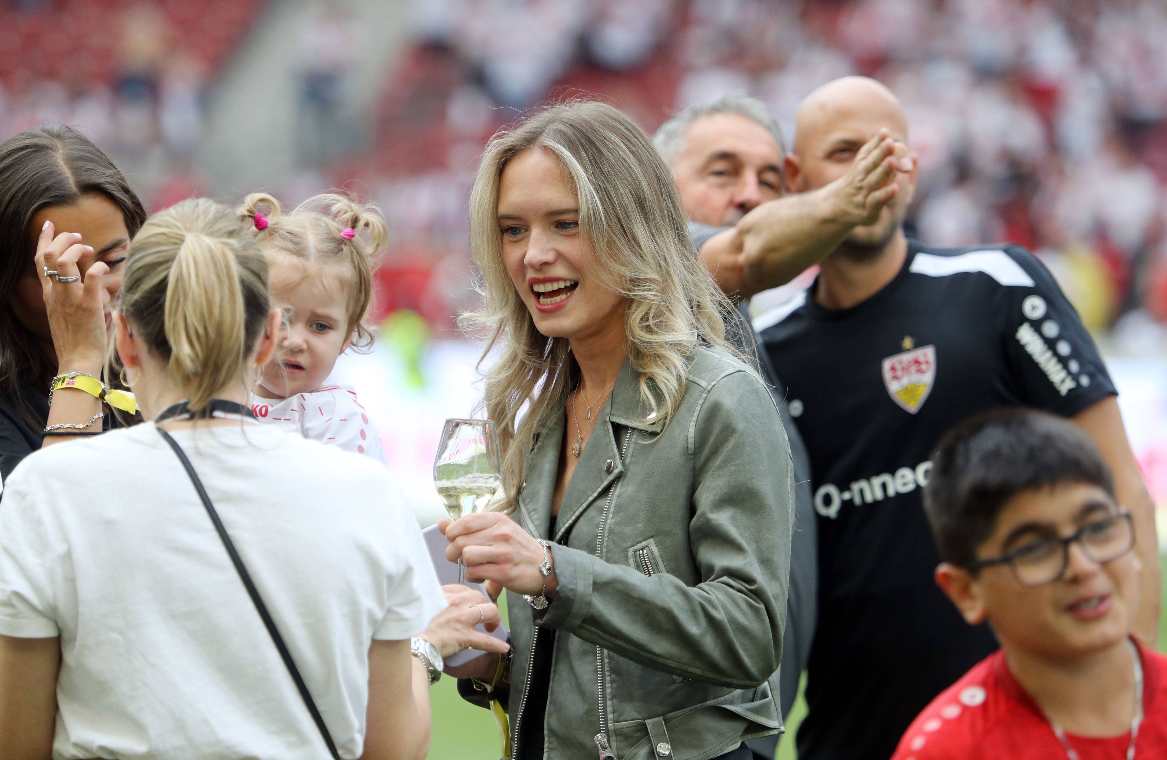 Eileen, Freundin von Alexander Nübel, nach einem Spiel des VfB Stuttgart auf dem Spielfeld.