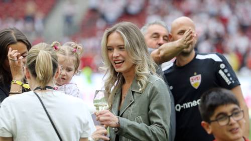 Eileen, Freundin von Alexander Nübel, nach einem Spiel des VfB Stuttgart auf dem Spielfeld.