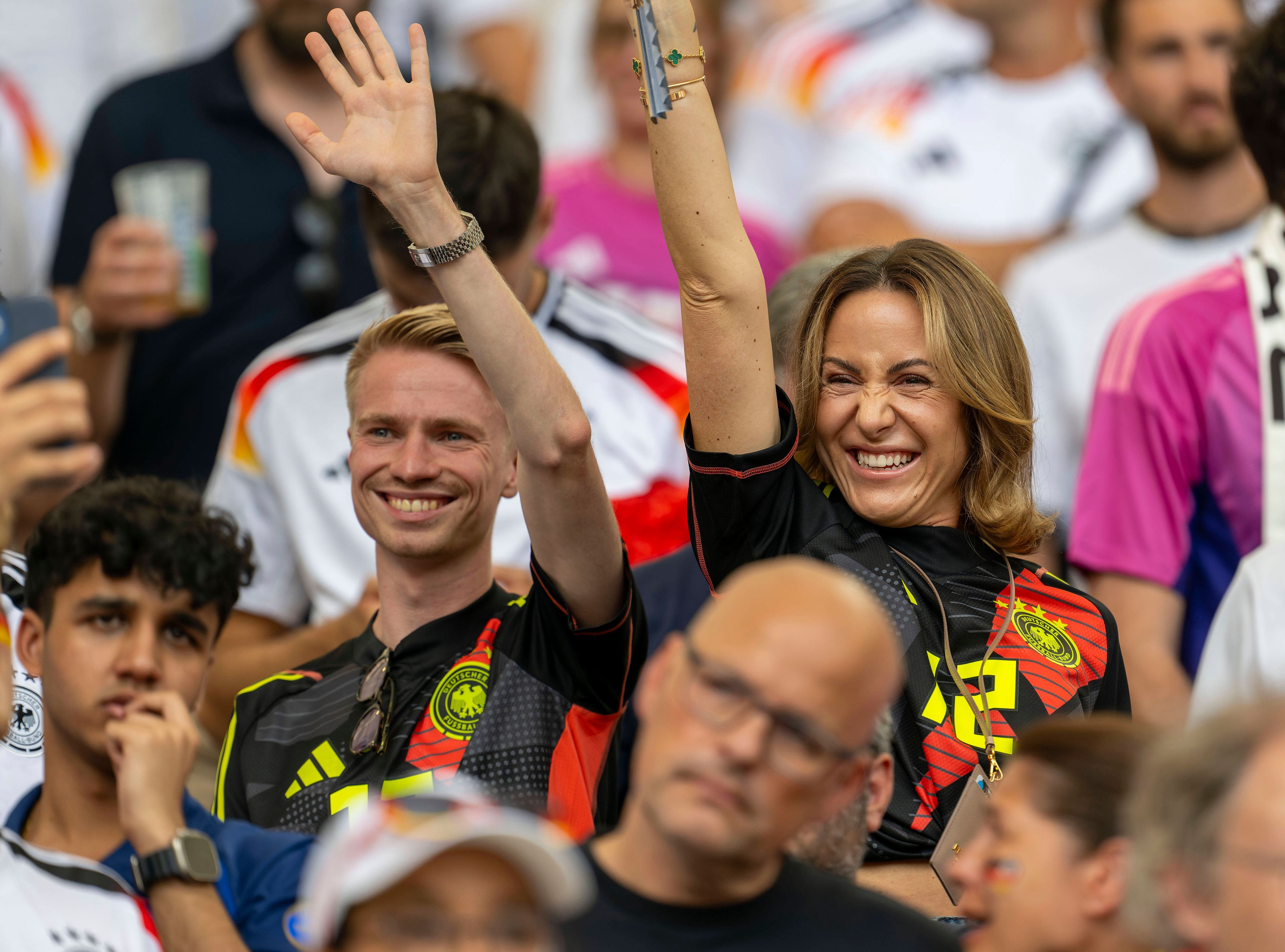Charlotte Baumann winkt von der Tribüne aus.