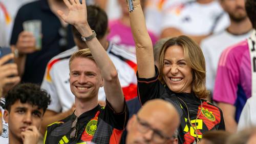 Charlotte Baumann winkt von der Tribüne aus.