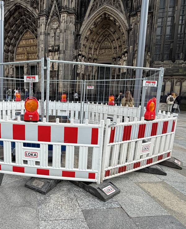 Absperrungen auf der Kölner Domplatte.