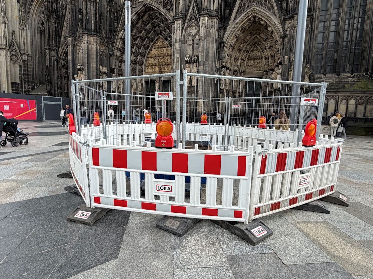 Absperrungen auf der Kölner Domplatte.
