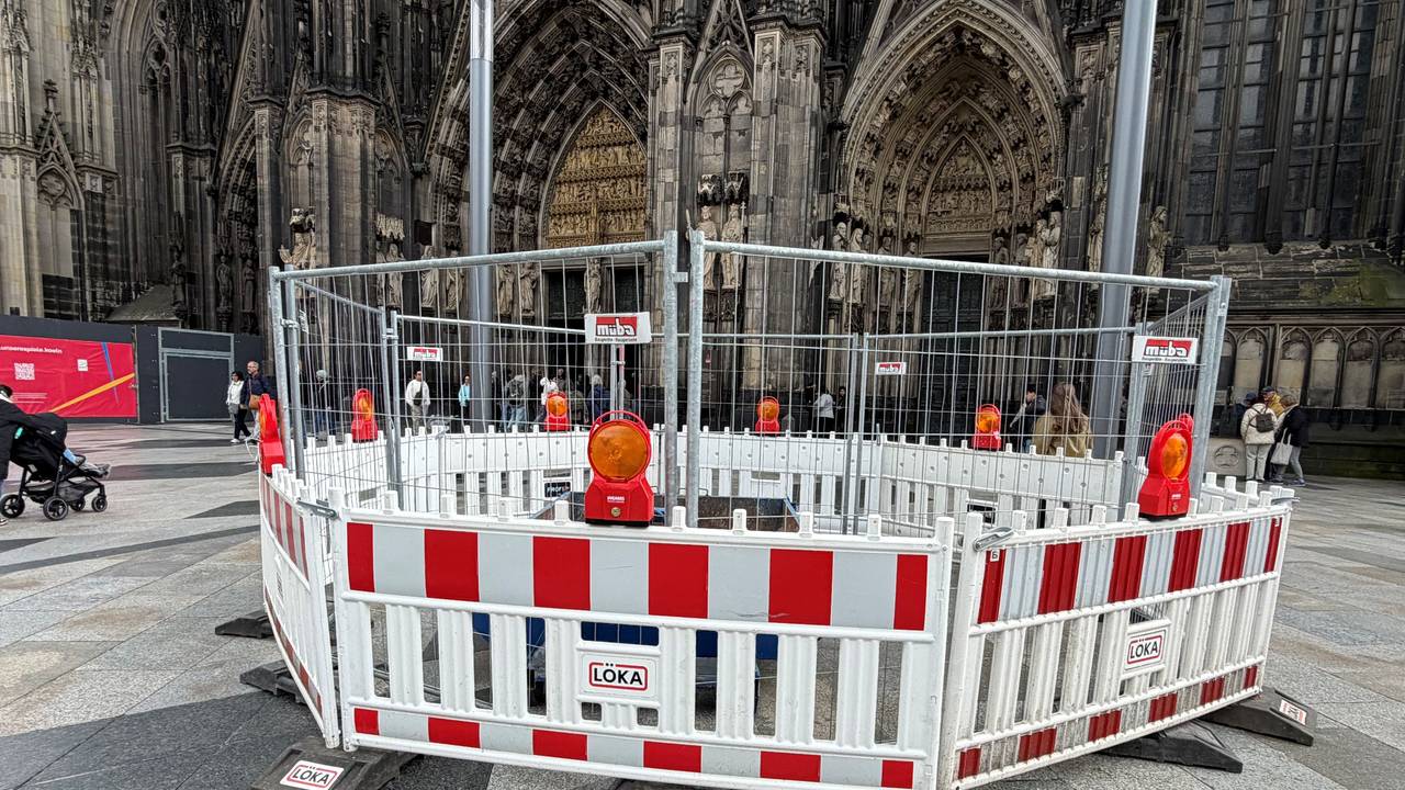 Absperrungen auf der Kölner Domplatte.