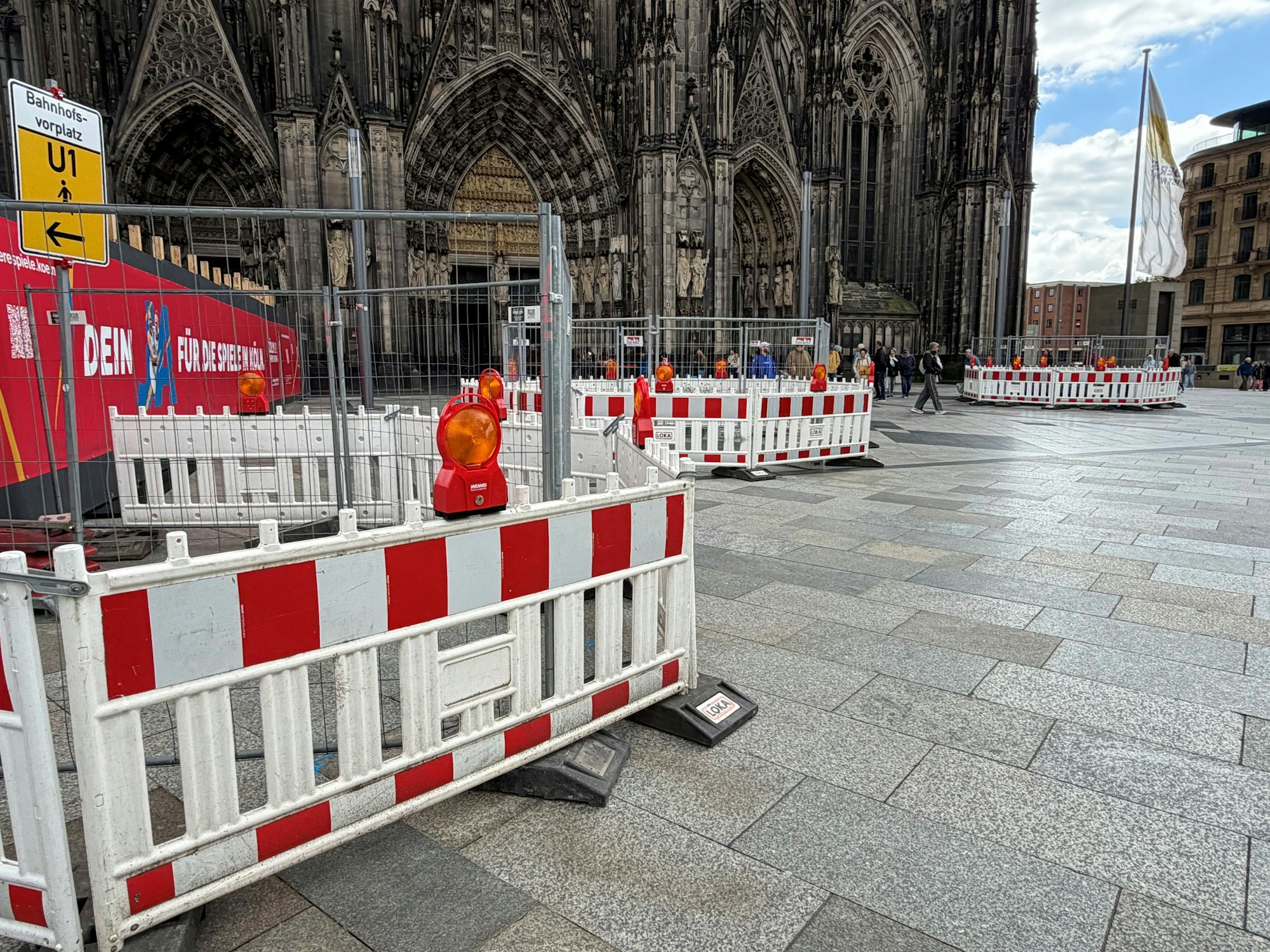 Domplatte mit Baustellenzäunen.