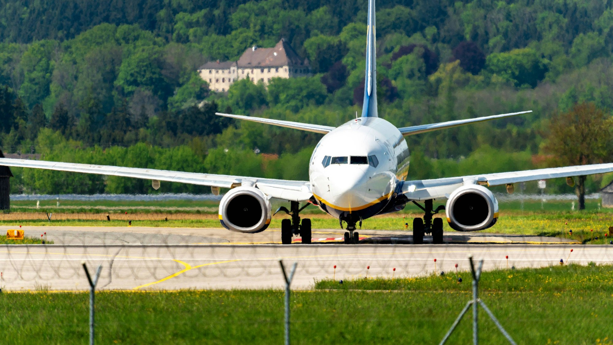 Flugzeug, Startbahn, Gebäude, Bäume