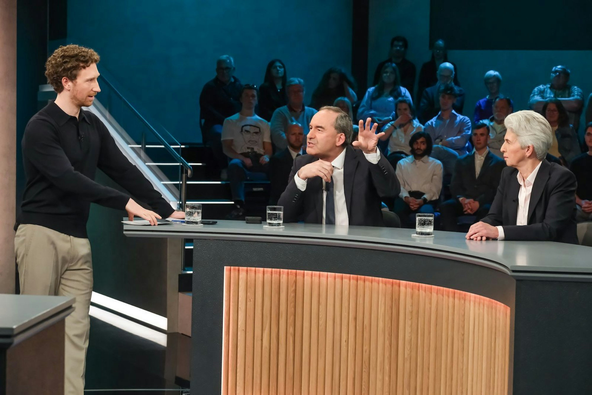 „Hart aber fair“-Moderator Louis Klamroth (links) muss dazwischengehen, als sich Hubert Aiwanger und Marie-Agnes Strack-Zimmermann in die Haare kriegen. (Bild: WDR/Oliver Ziebe)
