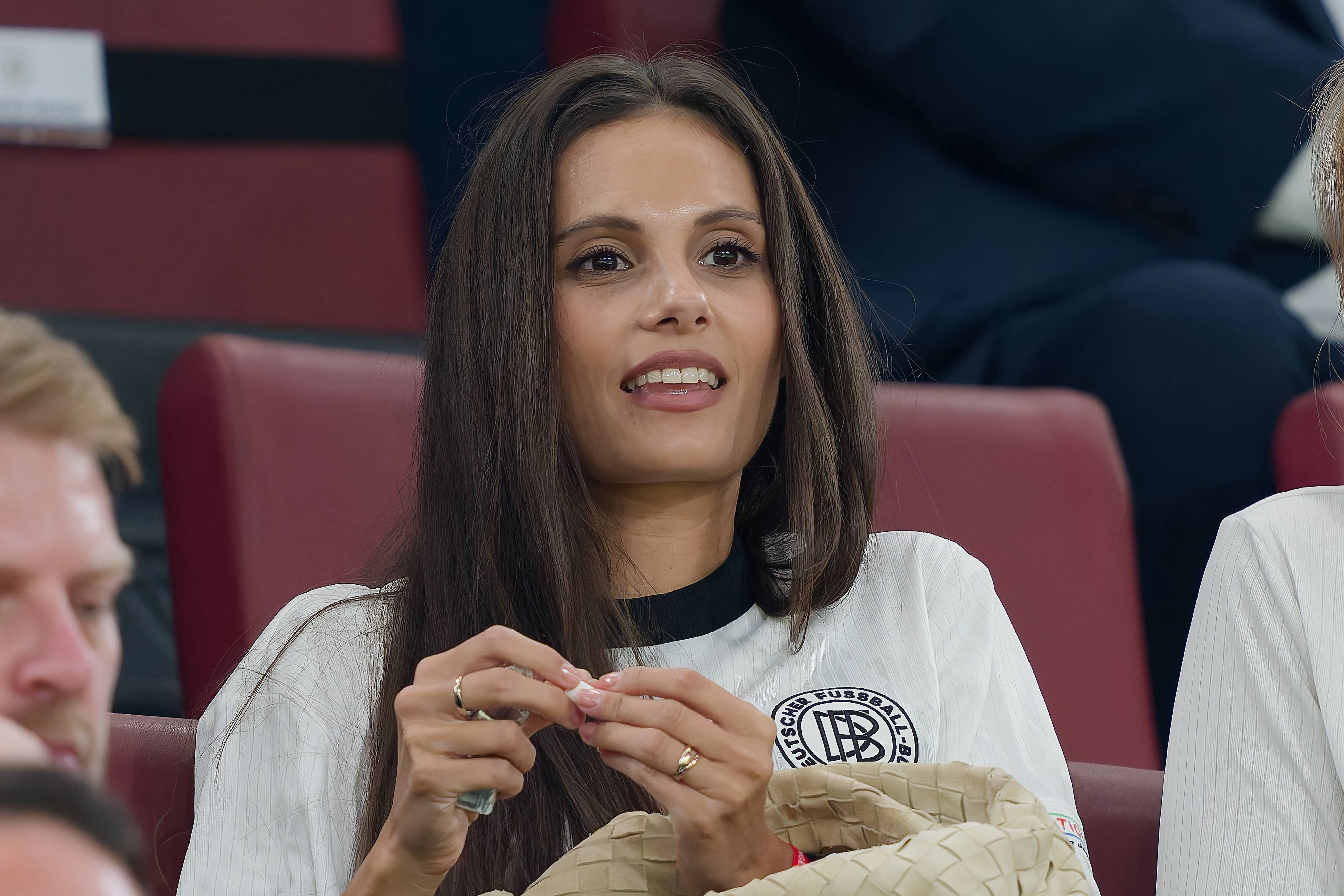 Mathea Fischer sitzt im Stadion auf der Tribüne.