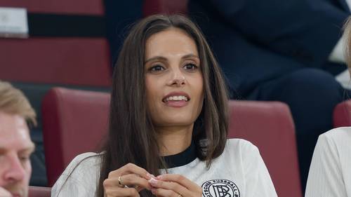 Mathea Fischer sitzt im Stadion auf der Tribüne.