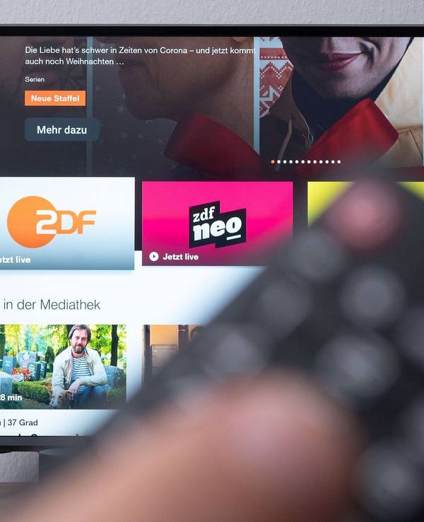 Fernbedienung vor der ZDF-Mediathek