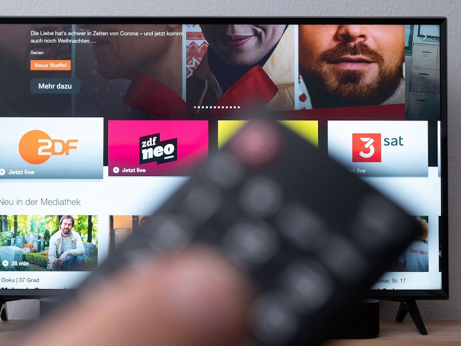 Fernbedienung vor der ZDF-Mediathek