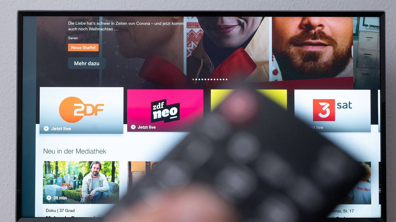 Fernbedienung vor der ZDF-Mediathek