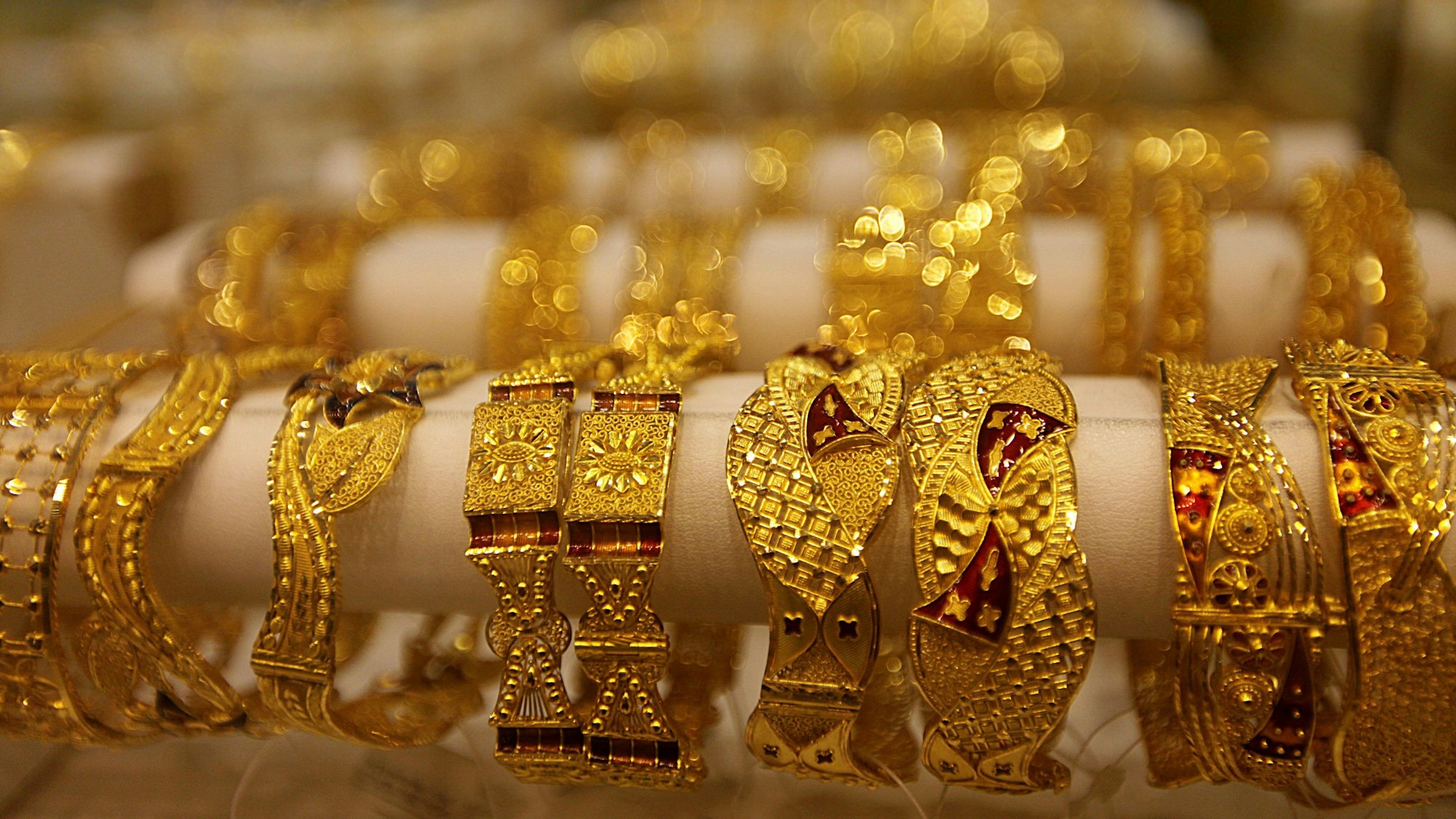 Ein Kölner Juwelier und seine Frau sollen gestohlenen Goldschmuck eingeschmolzen haben (Symbolbild mit Goldringen).