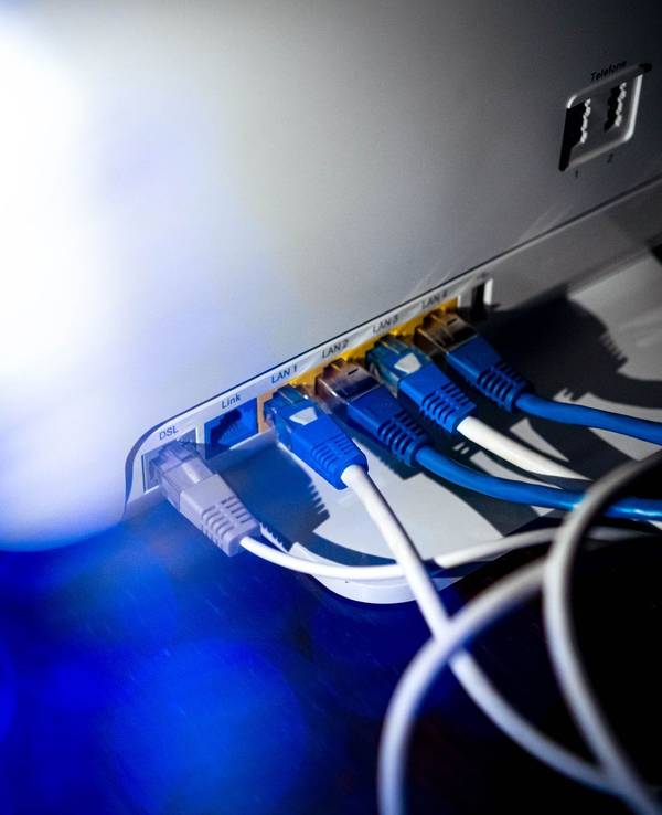 Ein Router mit zahlreichen Netzwerkkabeln