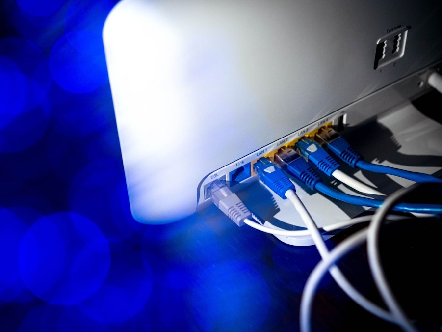 Ein Router mit zahlreichen Netzwerkkabeln