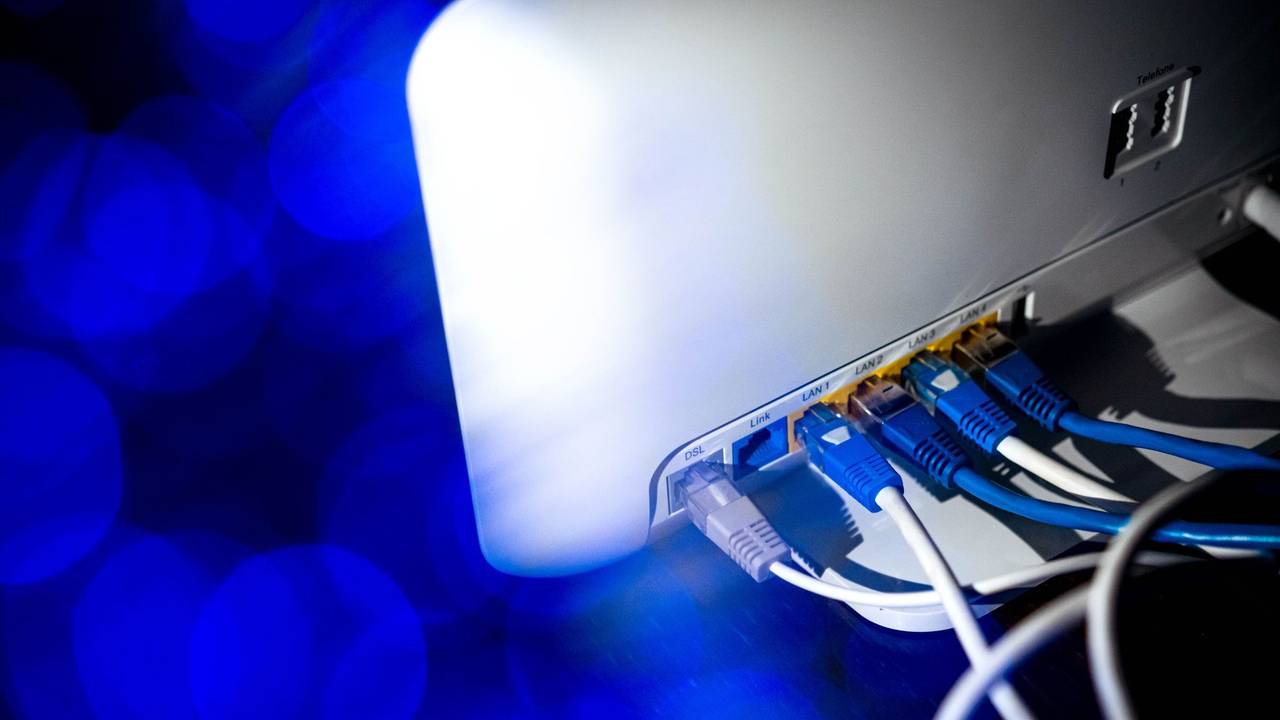 Ein Router mit zahlreichen Netzwerkkabeln