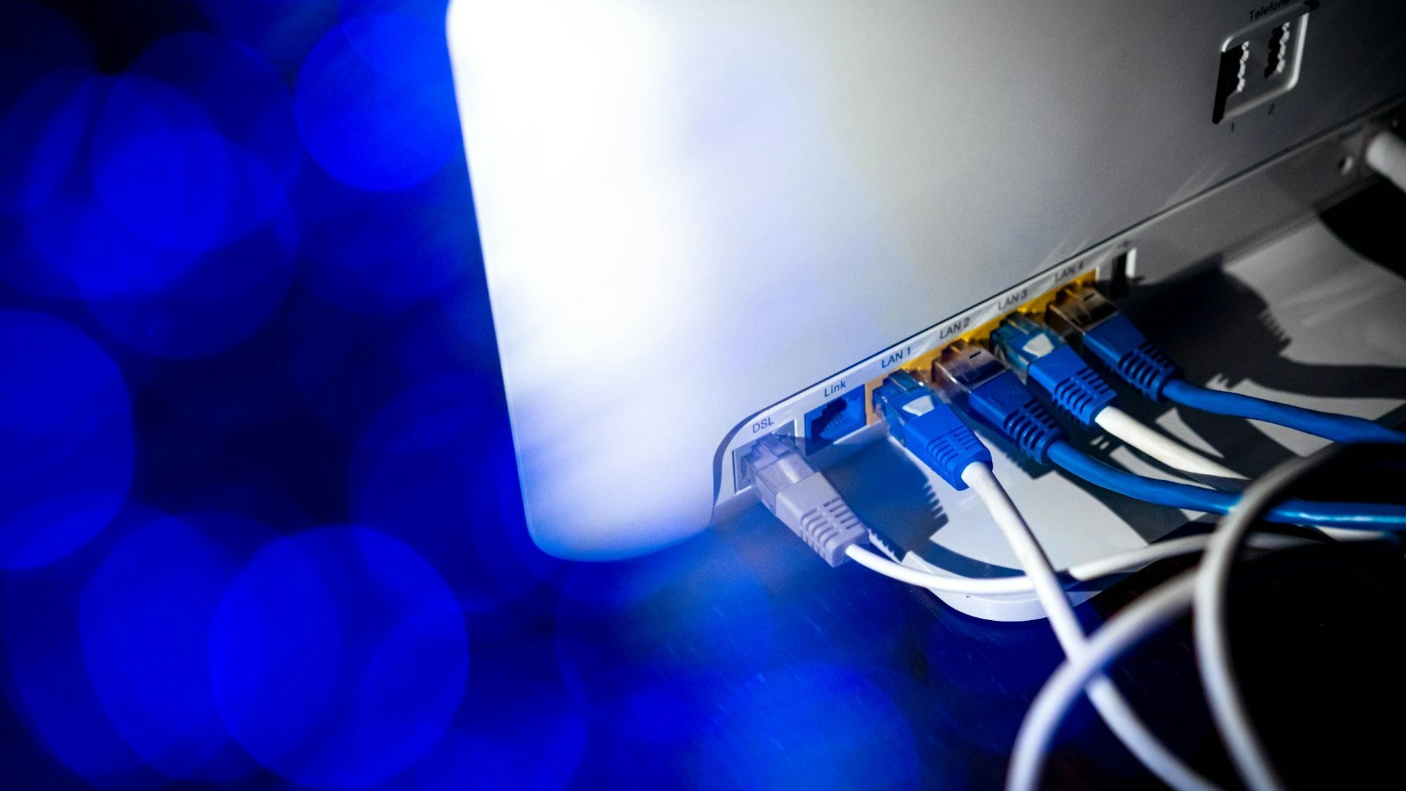 Ein Router mit zahlreichen Netzwerkkabeln