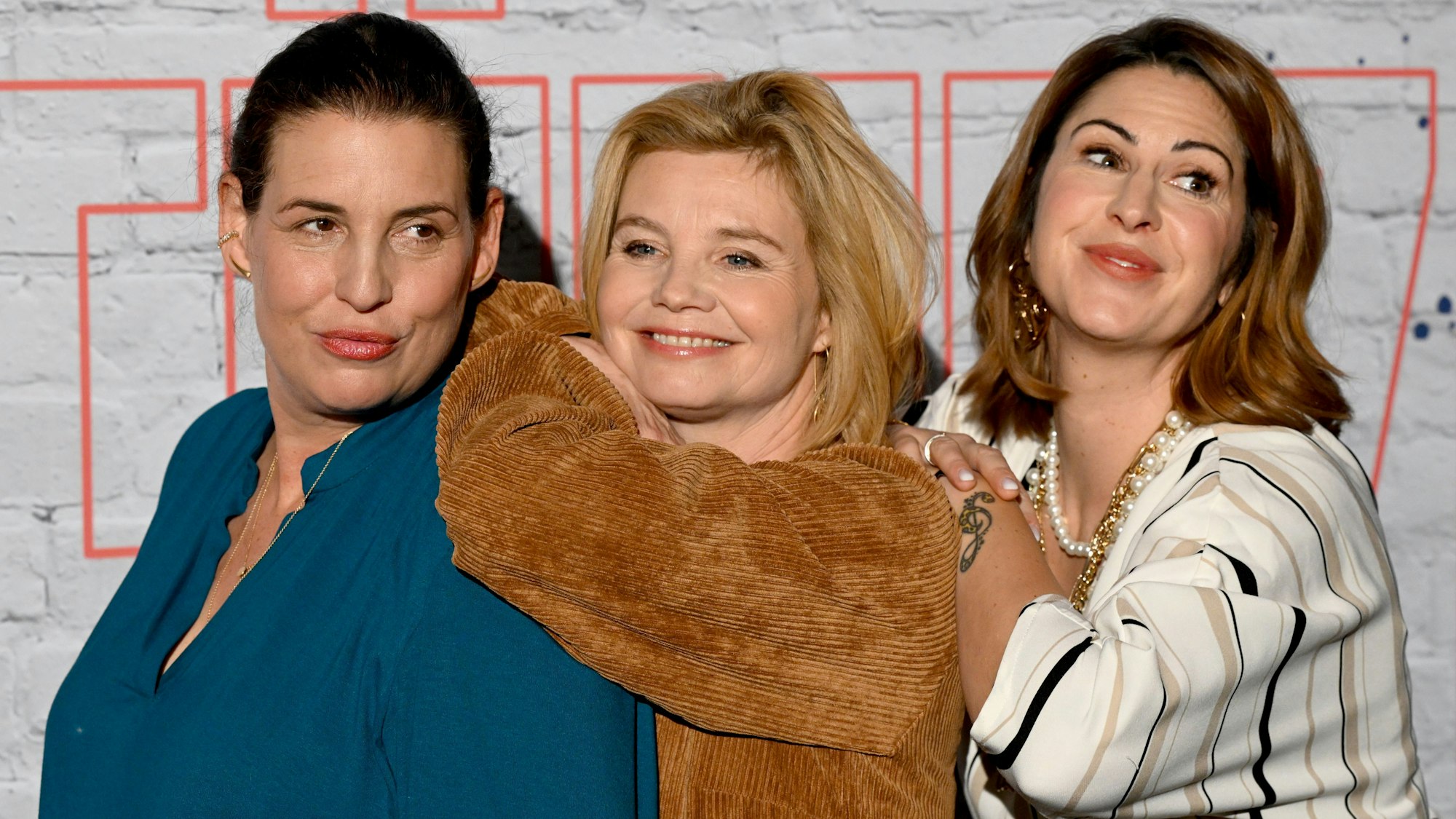 Die Schauspielerinnen Elena Uhlig (l-r), Annette Frier und Madita van Hülsen bei der Premiere der Serie «Frier und Fünfzig - Am Ende meiner Tage».