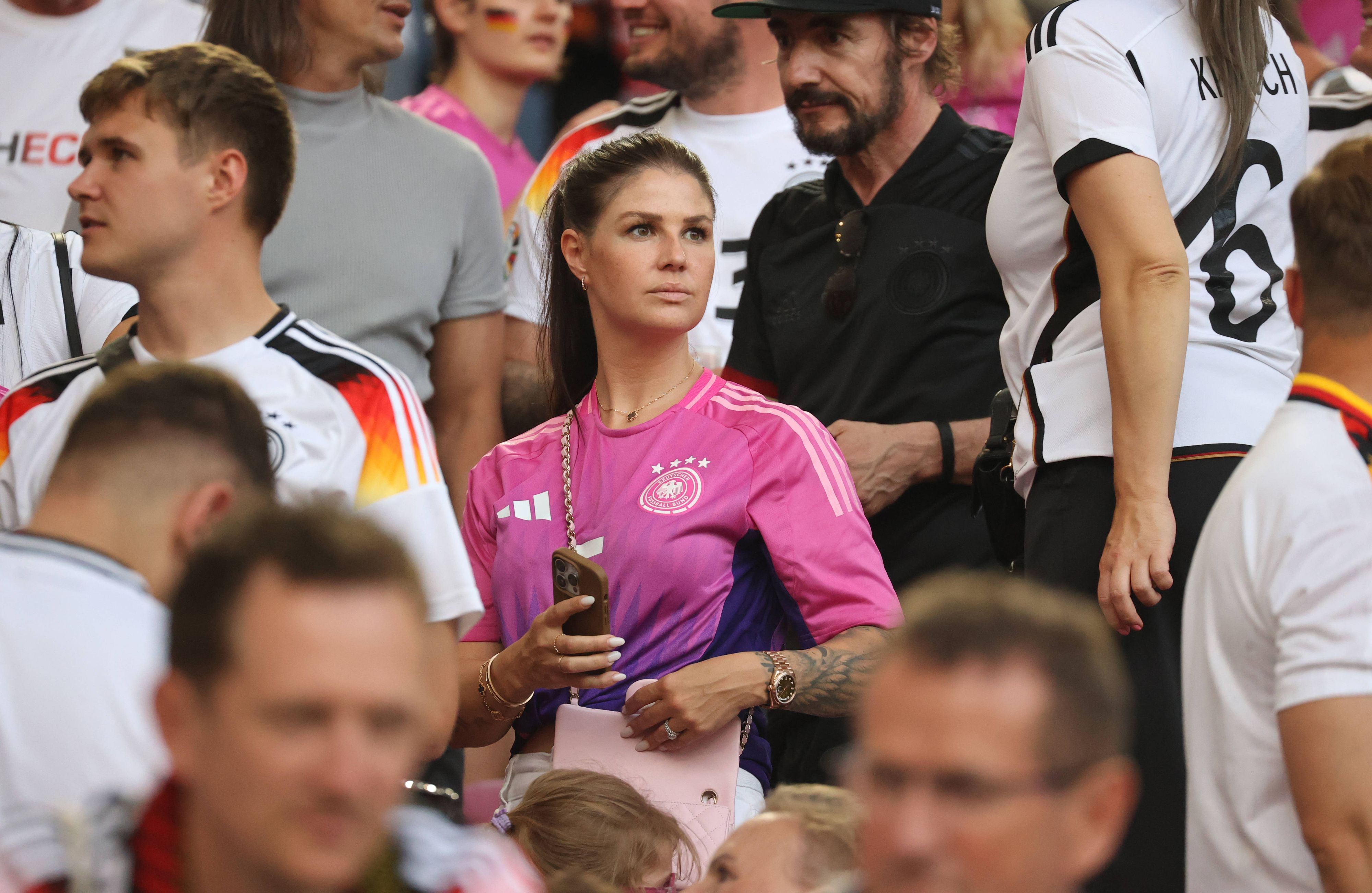Lina Meyer steht auf der Tribüne im Deutschland-Trikot.