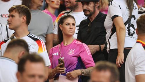 Lina Meyer steht auf der Tribüne im Deutschland-Trikot.