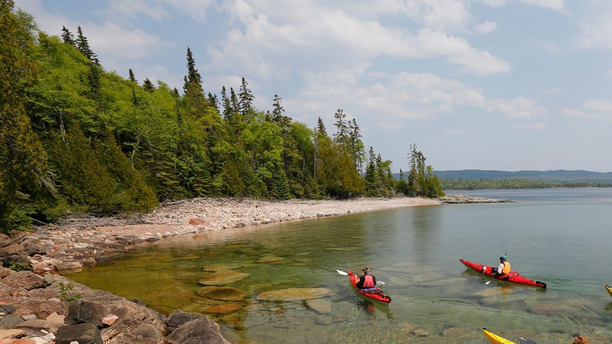 Kayakfahrer auf dem Lake Superior bei Rossport