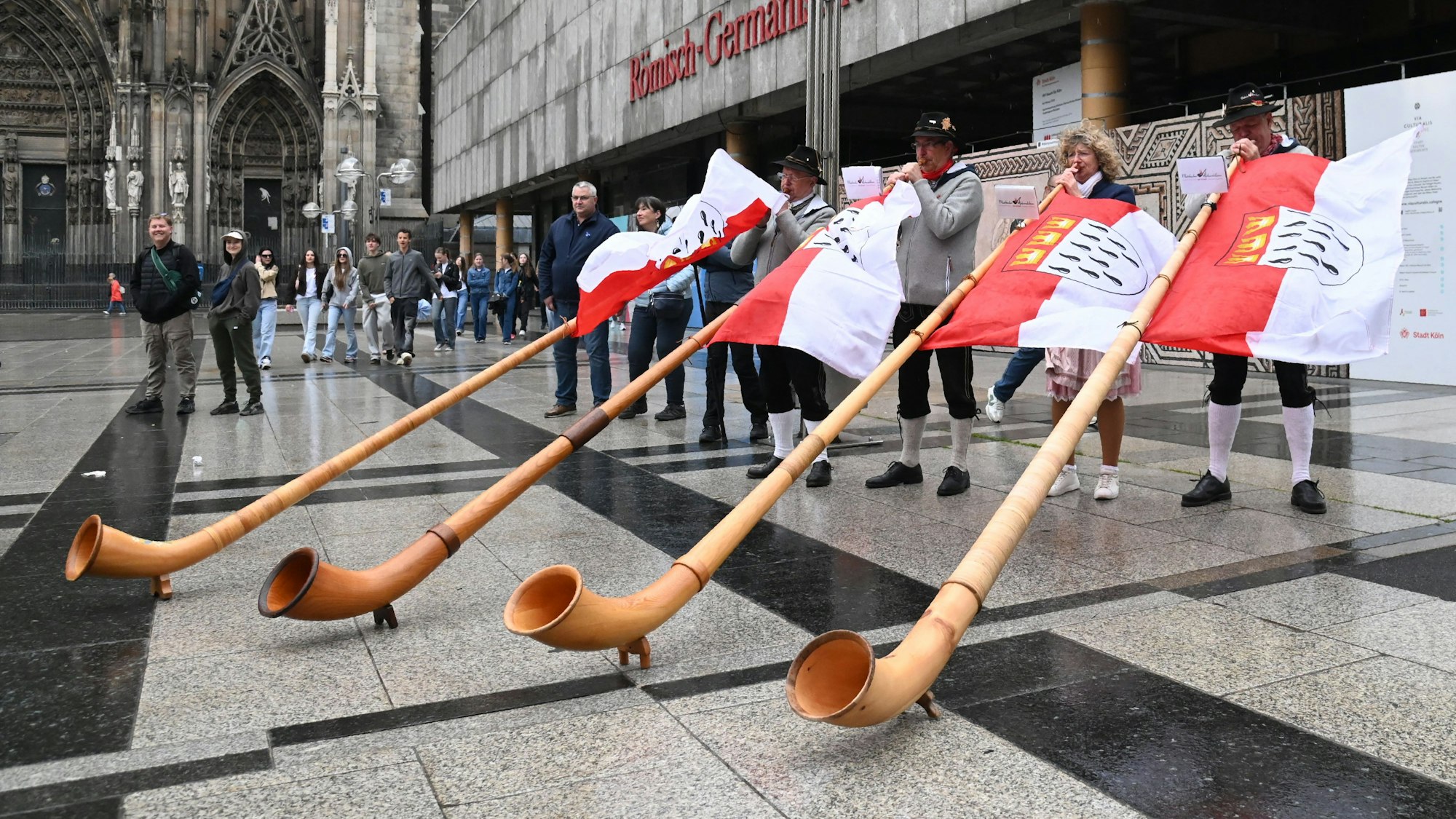 Alphornbläser auf dem Roncalliplatz beim Flashmob des Alpenvereins.