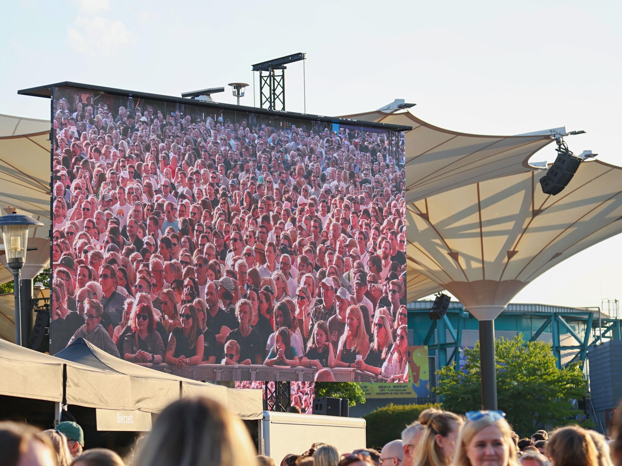 Blick auf die LED-Leinwand im Tanzbrunnen.