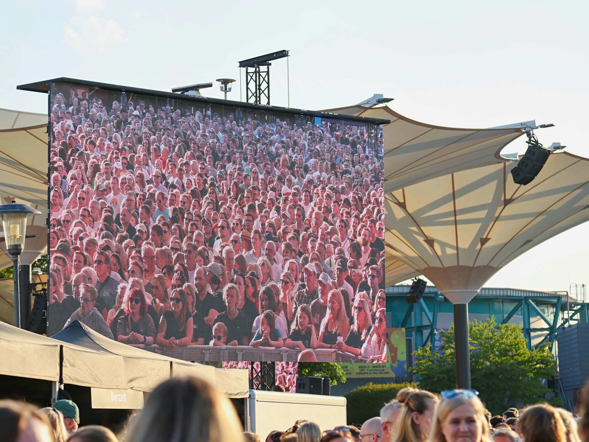 Blick auf die LED-Leinwand im Tanzbrunnen.