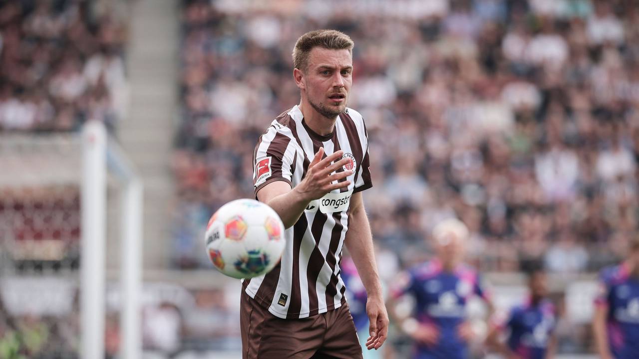Hauke Wahl wirft den Ball.