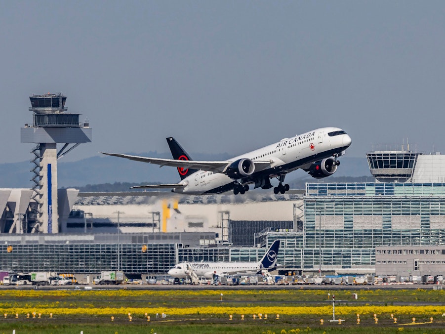 Flugzeug startet am Flughafen