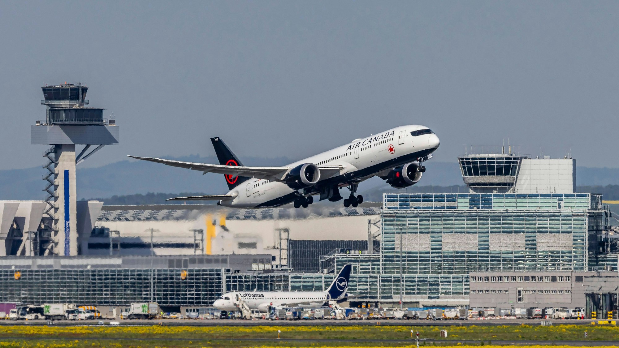 Flugzeug startet am Flughafen