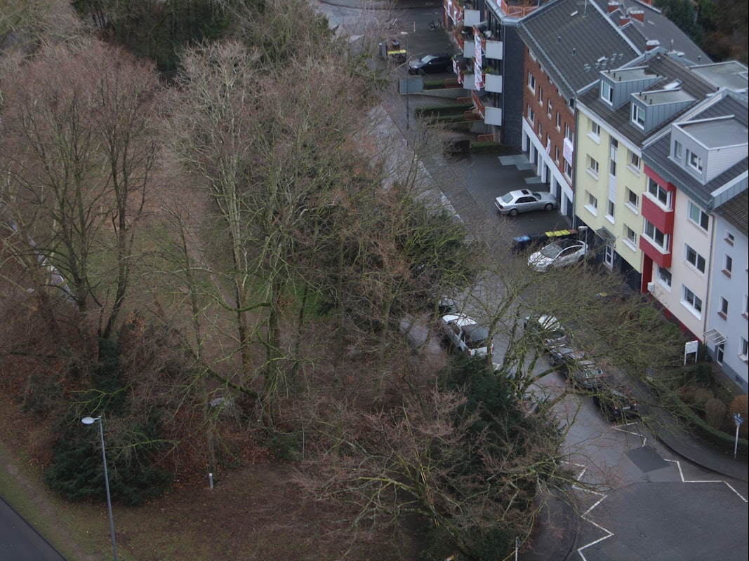 Eine Übersichtsaufnahme von der Grünfläche, wohin das SHZ hin soll.