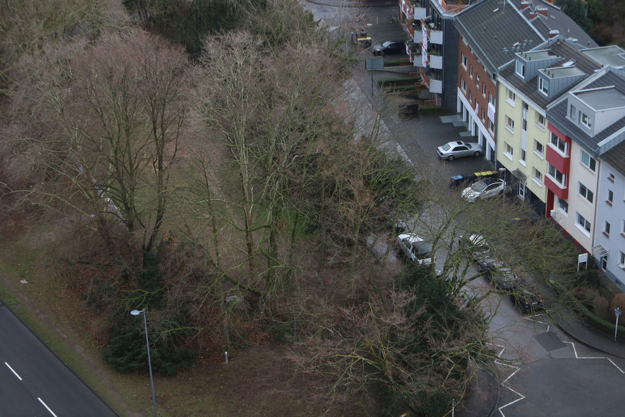 Eine Übersichtsaufnahme von der Grünfläche, wohin das SHZ hin soll.