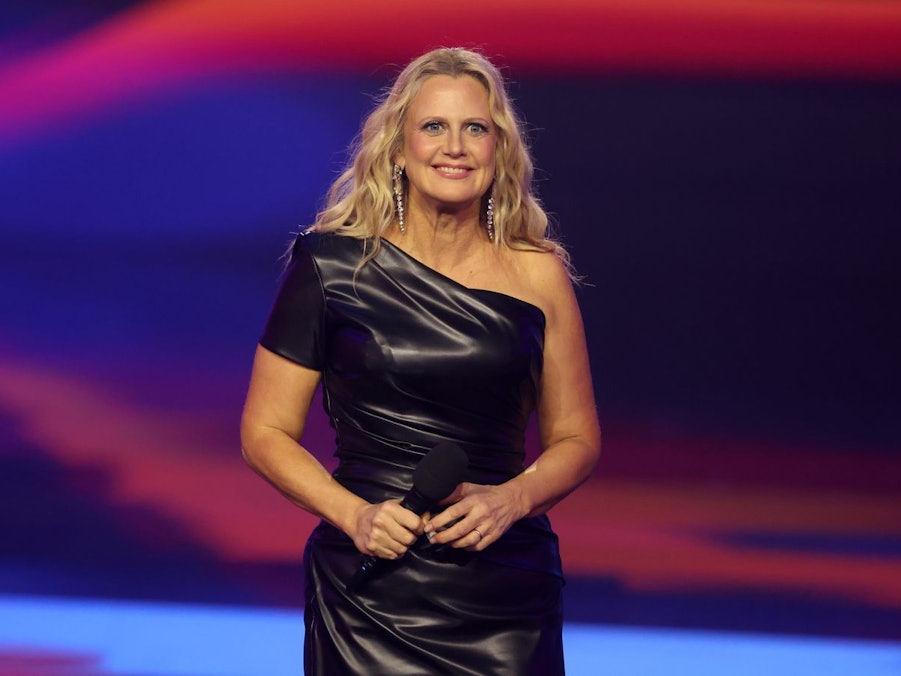 Barbara Schöneberger ist auch dieses Jahr wieder beim „Eurovision Song Contest“ im Einsatz - bei der „NDR Talk Show“ muss sie daher am Freitag aussetzen. (Bild: 2026 Getty Images/Adam Berry)