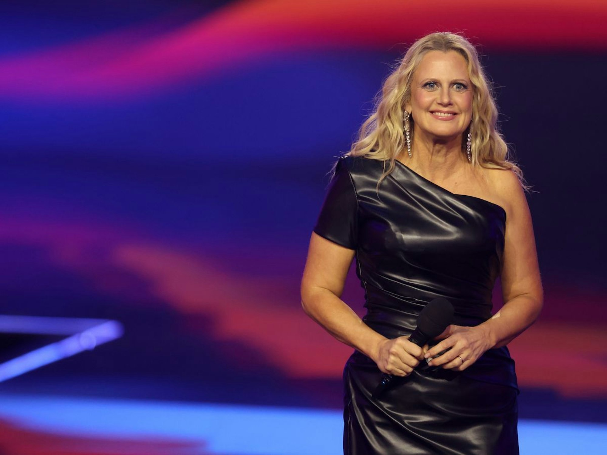 Barbara Schöneberger ist auch dieses Jahr wieder beim „Eurovision Song Contest“ im Einsatz - bei der „NDR Talk Show“ muss sie daher am Freitag aussetzen. (Bild: 2026 Getty Images/Adam Berry)