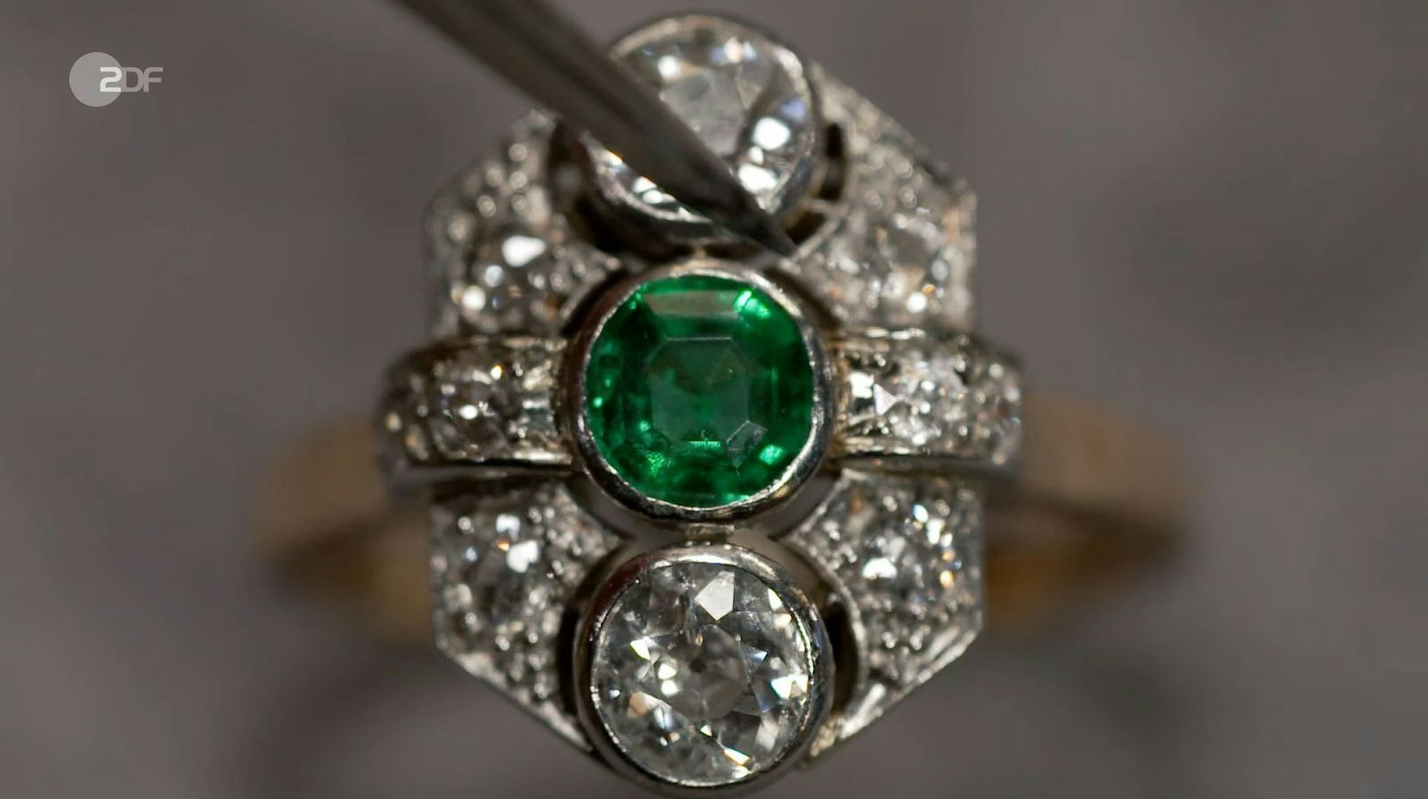 Der Diamantring mit einem Smaragd aus den 1930er Jahren war 1.600 bis 1.800 Euro wert.
(Bild: ZDF)