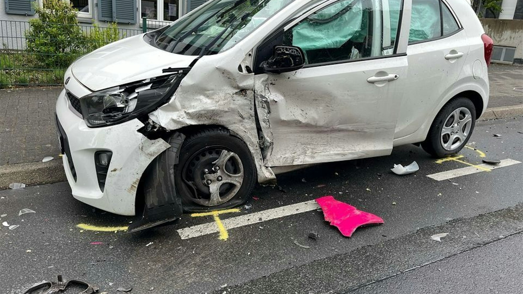 Zwei stark beschädigte Autos nach einer Kollision in Bergisch Gladbach.