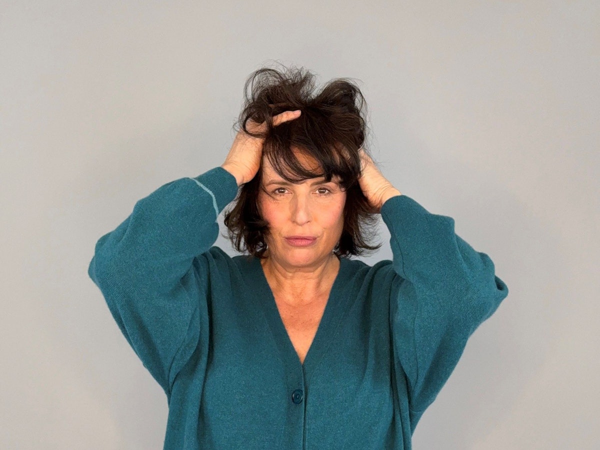 Schauspielerin Elena Uhlig rauft sich die Haare.