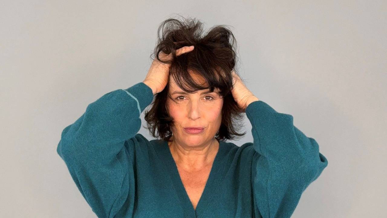 Schauspielerin Elena Uhlig rauft sich die Haare.